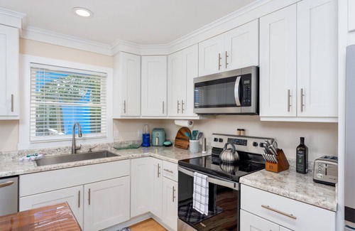 Kings Grant Maison | Luxurious & Comfy Haven: Prime Location ~ Pool ~ Hot Tub ~ Fire Pit ~ Gym ~ Pkg!
