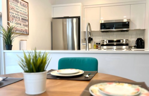Magog Appartement | Luxueux condo au centre-ville de Magog avec foyer au bois et piscine