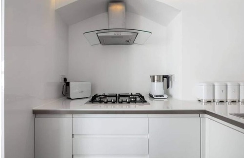 Redbridge Appartement | Luxurious & Cosy, 1 Bedroom Apartment with Parking & Private Terrace