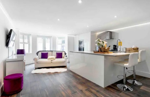 Redbridge Appartement | Luxurious & Cosy, 1 Bedroom Apartment with Parking & Private Terrace