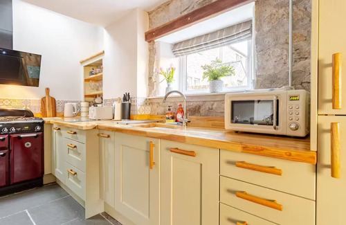 Litton Cottage | Luxurious Cosy Cottage in Stunning Peak District Village Tideswell