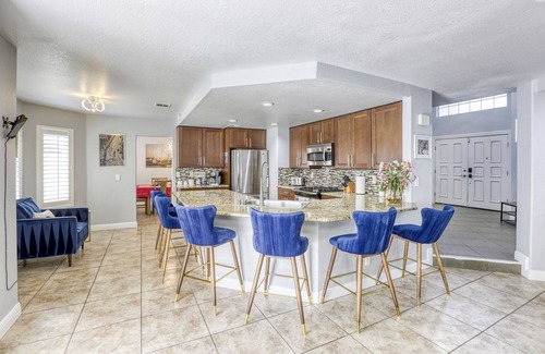 Whitney Ranch Maison | Luxurious & Cozy ⛱SUNNY PRIVATE Pool★PETS ALLOWED★PVT Yard★Arcade Game Room