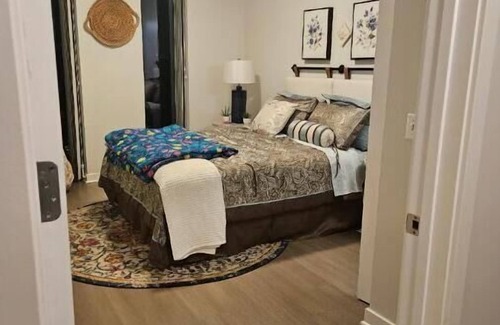 Near West Side Copropriété | Luxurious & Cozy with an Amazing View in an area that offers it all w/transprtn