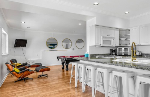 Blaine Maison | Luxurious dog-friendly water-view home with private beach access & hot tub