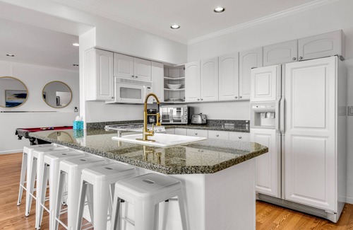 Blaine Maison | Luxurious dog-friendly water-view home with private beach access & hot tub