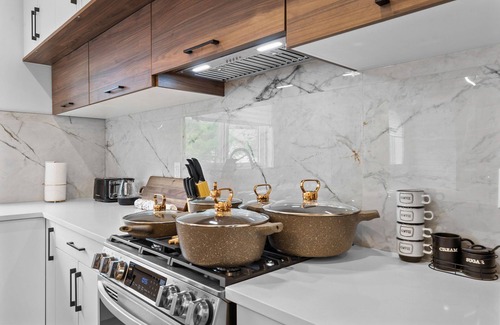 Old Strathcona Maison | ⭐Luxurious Downtown Duplex⭐ Magnificent ⭐Stylish ⭐Modern ⭐Sleeps 7