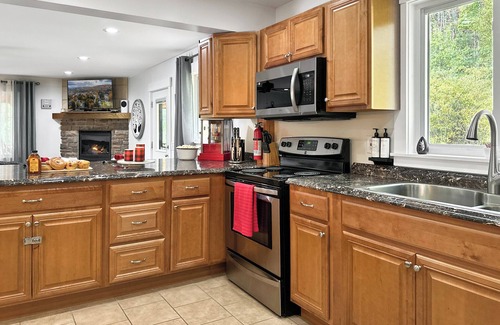 Ellicottville Maison | Luxurious Ellicottville Chalet with view of slopes & min to town! Pet Friendly!
