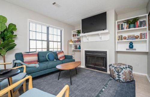 Snellville Appartement | Luxurious Extended Stay Dream~3 Kings~Desks~TV's