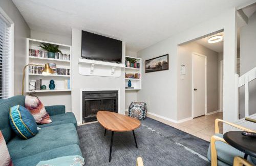 Snellville Appartement | Luxurious Extended Stay Dream~3 Kings~Desks~TV's