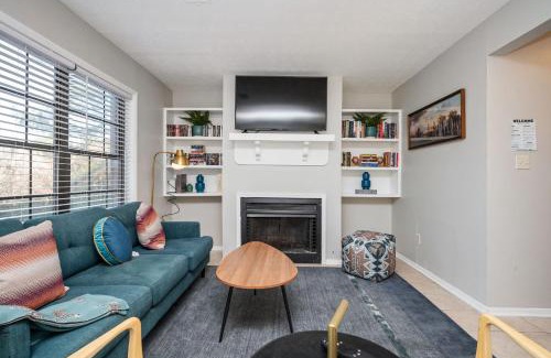Snellville Appartement | Luxurious Extended Stay Dream~3 Kings~Desks~TV's