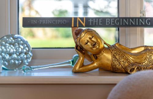 Swallowcliffe Maison | Luxurious, Fabulous, Fun, Contemporary Suite in Retreat Centre