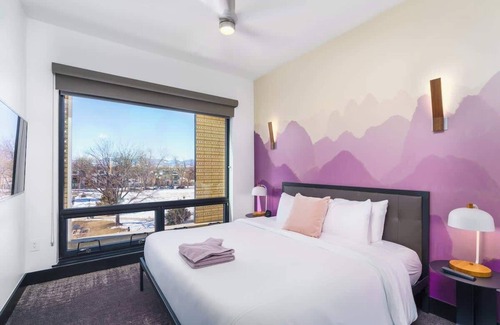 Berkeley Hôtel | Luxurious Flat w/ Private Balcony & Mtn Views!