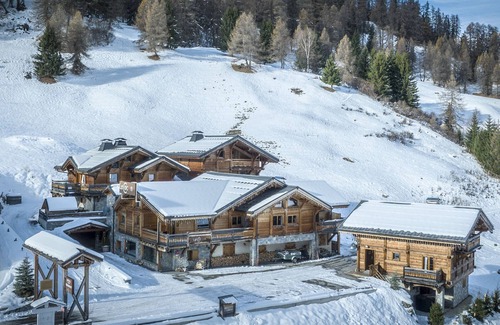 Plagne 1800 Chalet De Ski | Luxueux chalet 7 chambres avec jacuzzi et sauna, proche télésiège