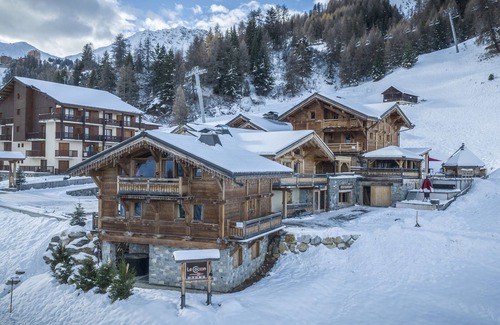 Plagne 1800 Chalet De Ski | Luxueux chalet 7 chambres avec jacuzzi et sauna, proche télésiège