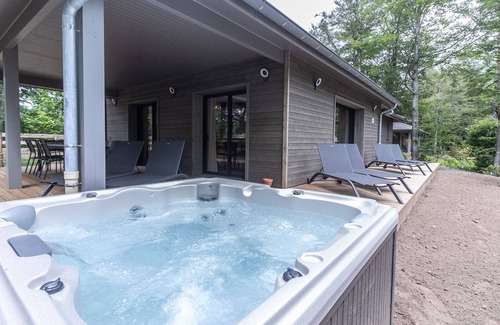 Le Chambon-sur-Lignon Cottage | Luxe et confort au bord du golf - 8 pers, spa privé, piscine, salle de sport, nombreuses activités