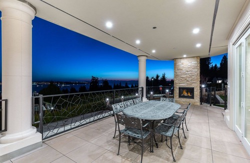 West Vancouver Maison | Luxurious French Style Mansion