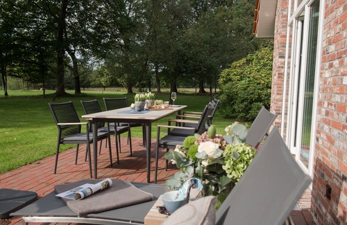 Friedeburg Appartement | Luxurious Frydag vacation apartment in Karl-Georgs-Forst; dogs welcome