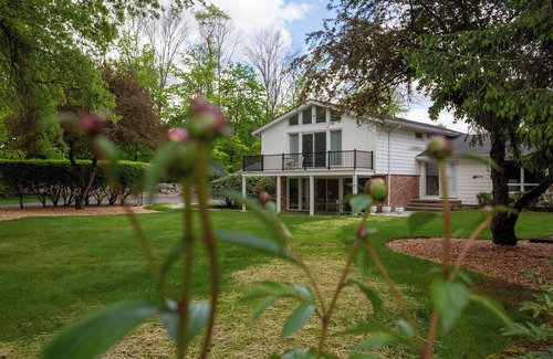 Andover Maison | Luxurious, fully renovated 5 bedroom home great indoor & outdoor living spaces