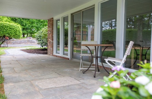 Andover Maison | Luxurious, fully renovated 5 bedroom home great indoor & outdoor living spaces