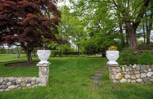 Andover Maison | Luxurious, fully renovated 5 bedroom home great indoor & outdoor living spaces
