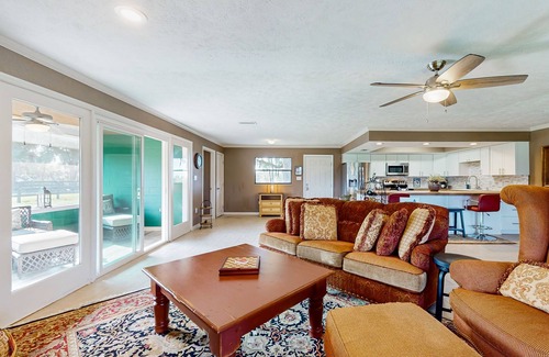 Micanopy Maison | Luxurious guesthouse with screened porch, central A/C and lake view