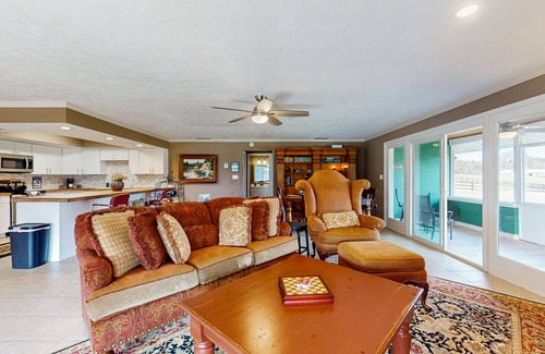 Micanopy Maison | Luxurious guesthouse with screened porch, central A/C and lake view
