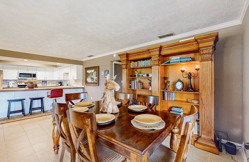 Micanopy Maison | Luxurious guesthouse with screened porch, central A/C and lake view