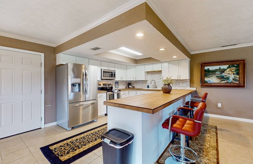 Micanopy Maison | Luxurious guesthouse with screened porch, central A/C and lake view