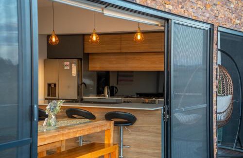 Sorell Appartement | Luxurious Hobart Holiday Home with Stunning Bay Views - Affordable, Family-Friendly, and Stylish