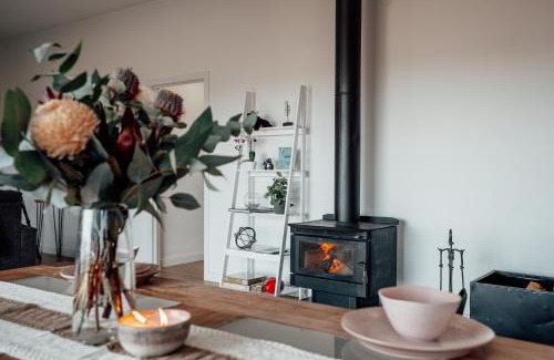 Sorell Appartement | Luxurious Hobart Holiday Home with Stunning Bay Views - Affordable, Family-Friendly, and Stylish