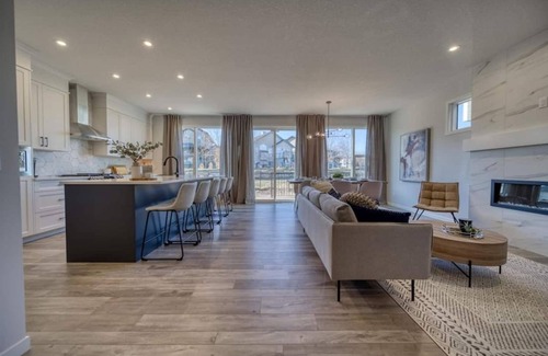 Calgary Maison | Luxurious Home; 5 Bdrm 3 Living Spaces & AC