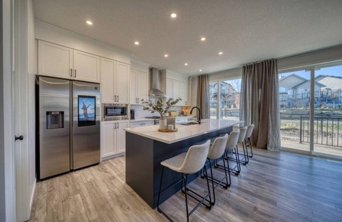 Calgary Maison | Luxurious Home; 5 Bdrm 3 Living Spaces & AC