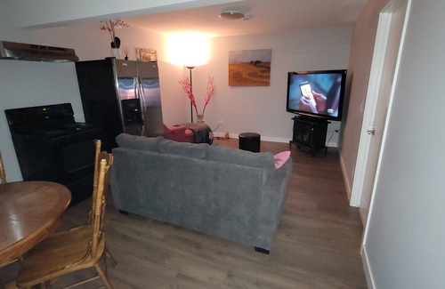 Airdrie Maison | Luxurious home away from home with AC in a quiet & Clean Neighborhood just 4 U