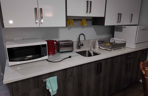 Airdrie Maison | Luxurious home away from home with AC in a quiet & Clean Neighborhood just 4 U