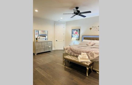 Mountain Island Maison | Luxurious Home for Families & Professionals