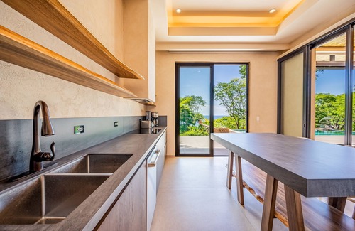 North Pacific Coast Maison | Luxurious home near beaches with infinity pool, outdoor kitchen, & mtn views