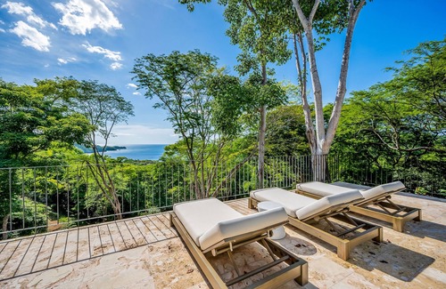 North Pacific Coast Maison | Luxurious home near beaches with infinity pool, outdoor kitchen, & mtn views