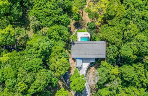 North Pacific Coast Maison | Luxurious home near beaches with infinity pool, outdoor kitchen, & mtn views
