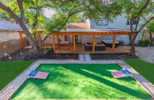 Wetmore Maison | Luxurious Home With Hot Tub & Tree Deck By 6flags