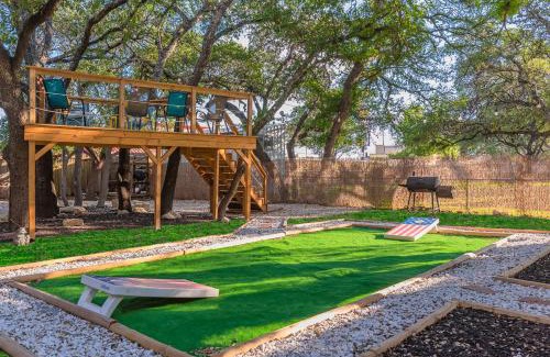 Wetmore Maison | Luxurious Home With Hot Tub & Tree Deck By 6flags