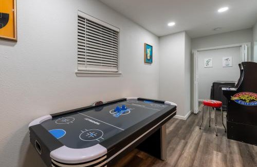 Wetmore Maison | Luxurious Home With Hot Tub & Tree Deck By 6flags