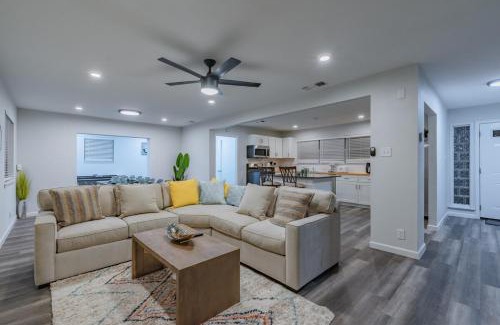 Wetmore Maison | Luxurious Home With Hot Tub & Tree Deck By 6flags
