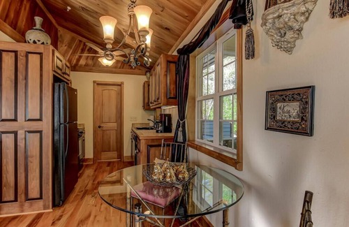Wiley Cottage | Luxurious King bedroom Suite nestled in the North Georgia Mountains