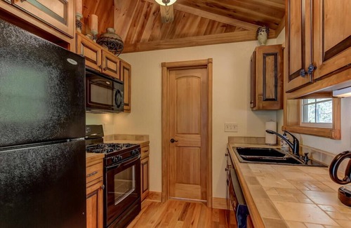 Wiley Cottage | Luxurious King bedroom Suite nestled in the North Georgia Mountains