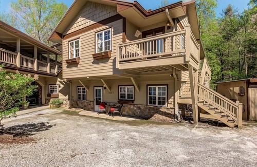 Wiley Cottage | Luxurious King bedroom Suite nestled in the North Georgia Mountains