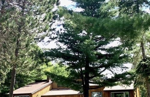 Callander Cottage | Luxurious Lake House with Hot Tub - Come and Enjoy and Unwind by Lake Nipissing!