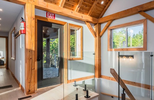 Lion's Head Cottage | Luxurious Lakefront Mansion: Your Dream Getaway!