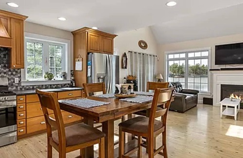 East Wakefield Maison | Luxurious Lakefront Home on the sparkling Balch Lake with spectacular waterviews