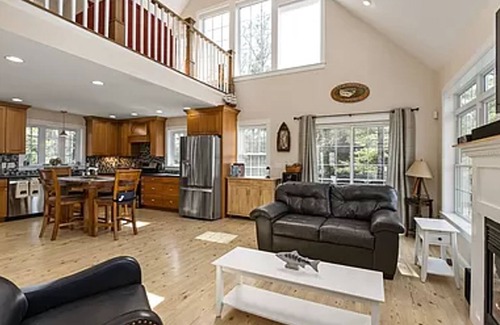 East Wakefield Maison | Luxurious Lakefront Home on the sparkling Balch Lake with spectacular waterviews
