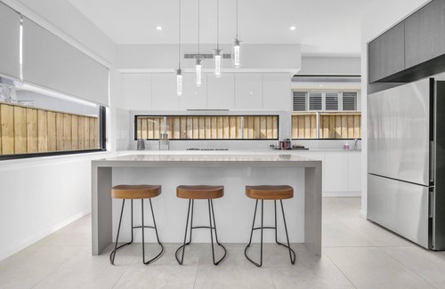 Morisset Park Maison | Luxurious Lakeside Oasis